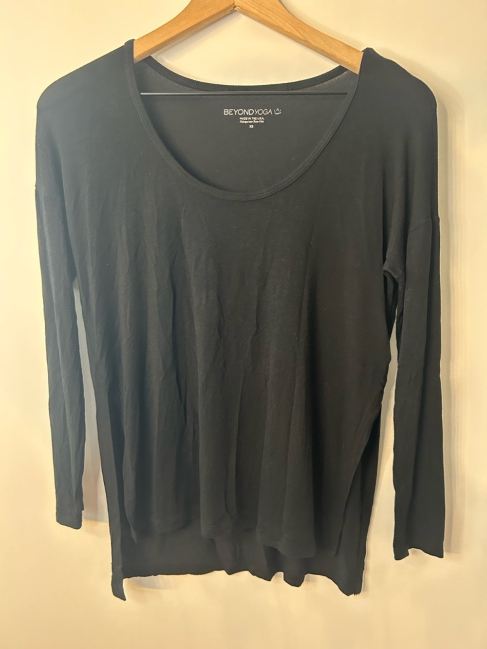Beyond Yoga Women’s Black Scoop Neck Side Slit Long Sleeve Top, Size XS